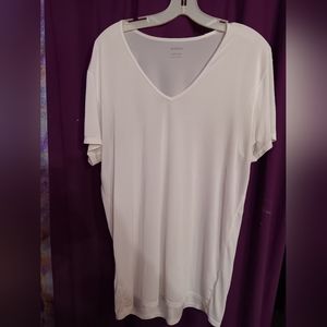 Airism nwot white tee shirt